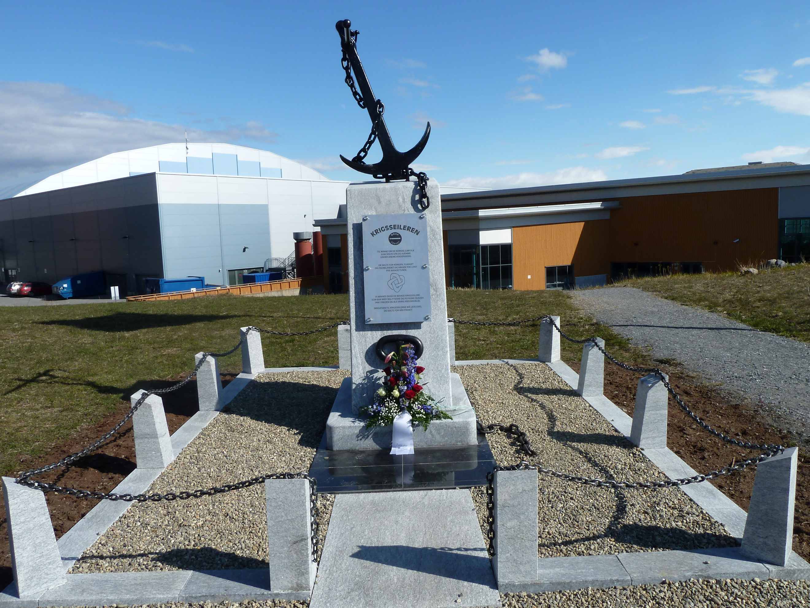 kirkegård med granittheller, minnebauta av granitt